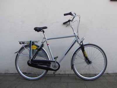 Aluminium heren fiets met handremmen, naafdynamo en vering.