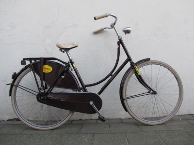 Oma,s fiets met terugtraprem ( O )